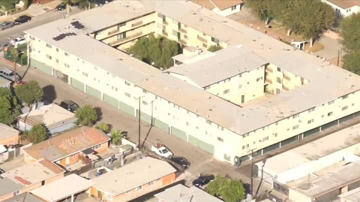 Hallan a niño muerto dentro de congelador en Los Ángeles