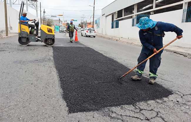 Continúa Saltillo con acciones de bacheo en todos los sectores