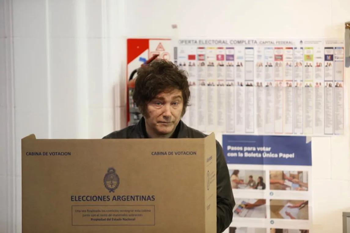 En medio de un fuerte operativo policial, Milei votó y se retiró sin responder consultas de la prensa