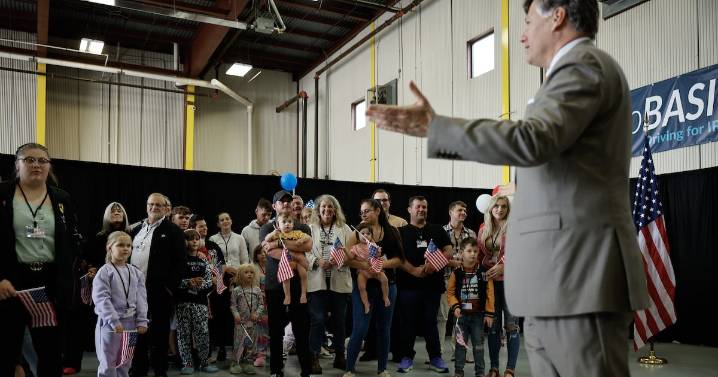 Trump emite nueva política para refugiados: Reduce admisiones y prioriza a sudafricanos blancos