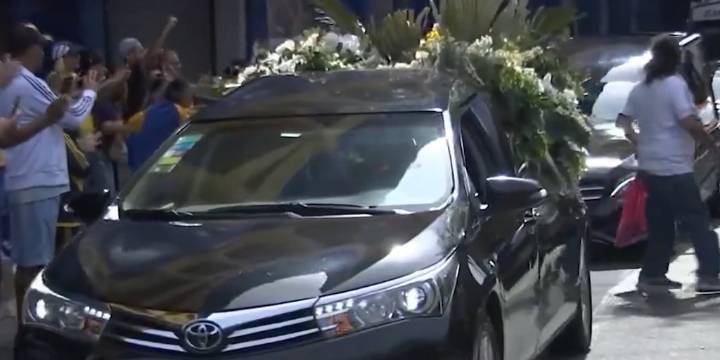 Pasillo respetuoso de los fanáticos y una bandera de Boca: así fue la última despedida a Miguel Ángel Russo en la Bombonera