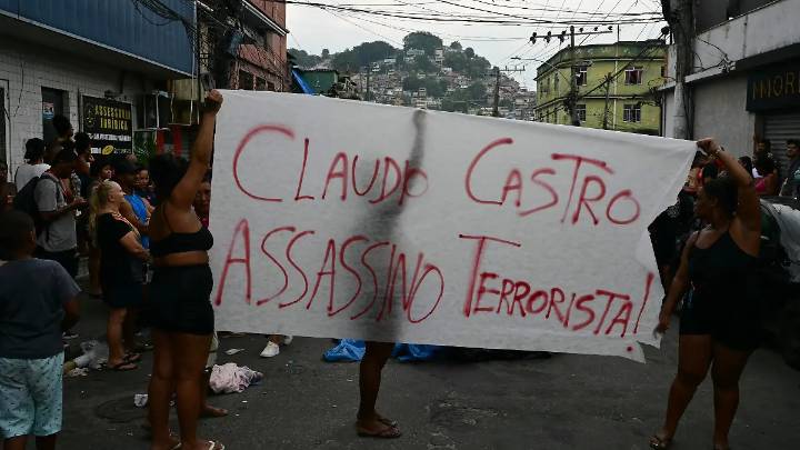 El estado nos abandonó, es una matanza: habitantes de favelas de Río rescataron los cadáveres tras letal operativo