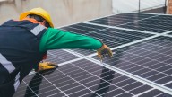 Demandan al gobierno de Trump por cancelación de fondos para programa de paneles solares