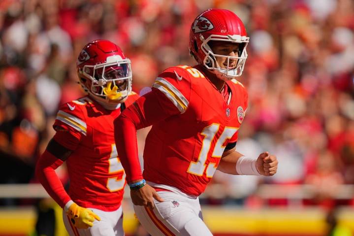 Deadspin | Without Jayden Daniels, Commanders try to cool off Chiefs