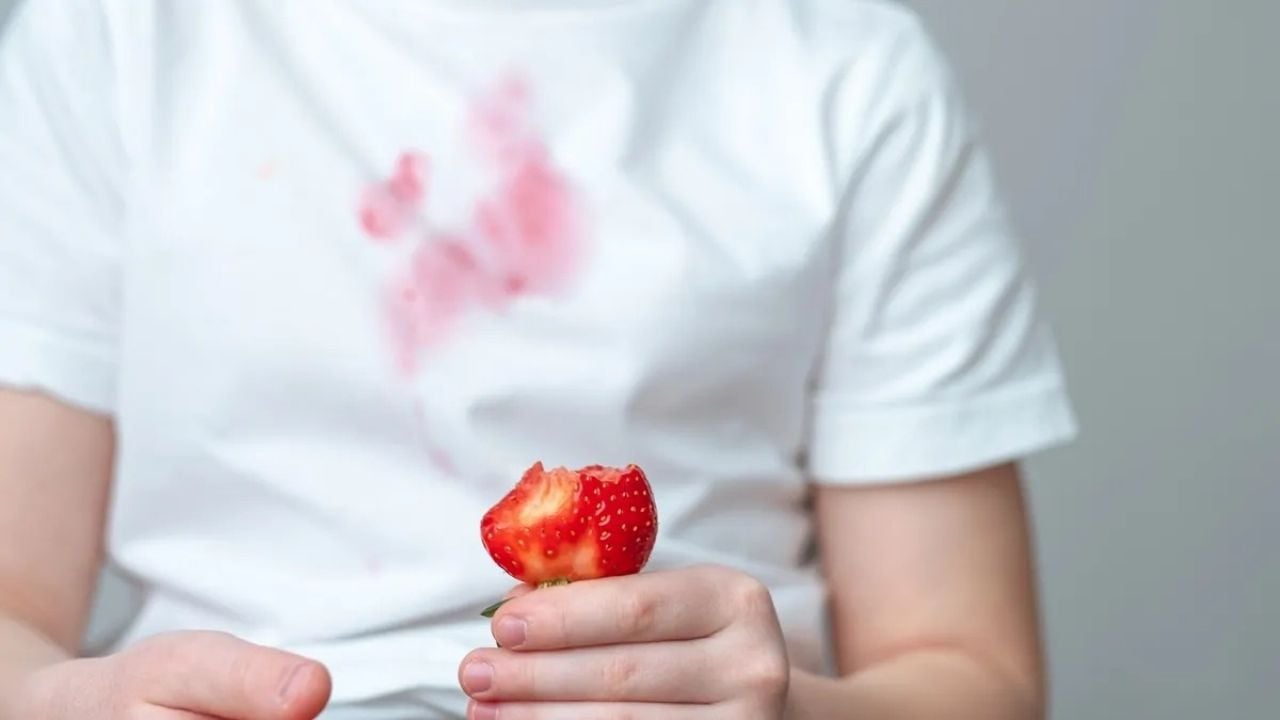 El truco exprés para eliminar manchas de frutos rojos sin esfuerzo y sin dañar tu ropa