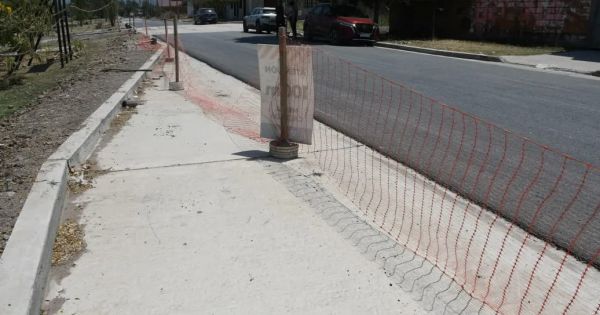 Adiós a la tierra: asfaltaron una calle clave en la zona oeste