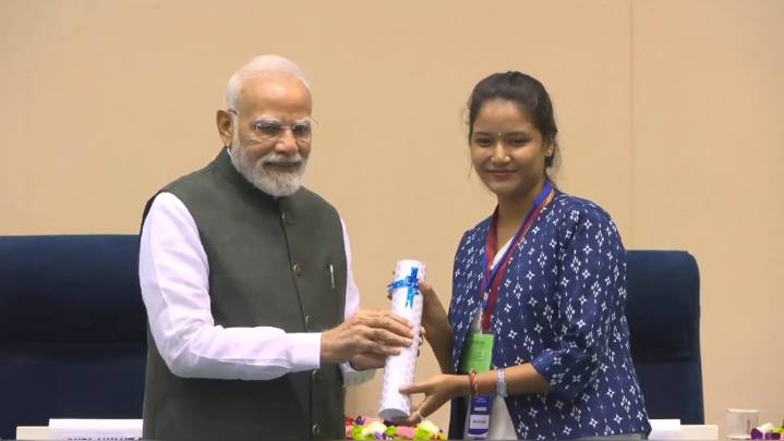 West Goalpara-ni Bandita Devi Rabha, New Delhi-o PM-ni jakchi mande ra·pilskaaniko man·a