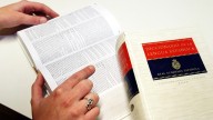 La RAE aclara: ¿Es correcto decir 'de nada' o 'por nada' al agradecer?