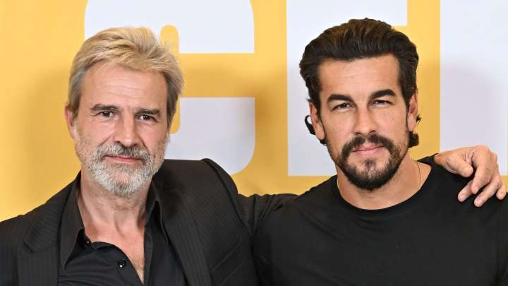 Mario Casas y Alberto San Juan satirizan el franquismo en 'La cena': "Creemos que fue hace mucho, pero lo seguimos arrastrando"
