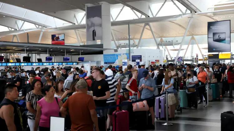 Cierre de gobierno en EE. UU. colapsa aeropuertos;...