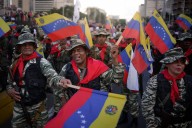 Los milicianos de Maduro, fusil en mano ante Estados Unidos: “Listos para defender Venezuela”
