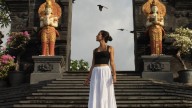 Dos niñas de 10 años protegen a una influencer riojana en Indonesia: "¡Ten cuidado!"