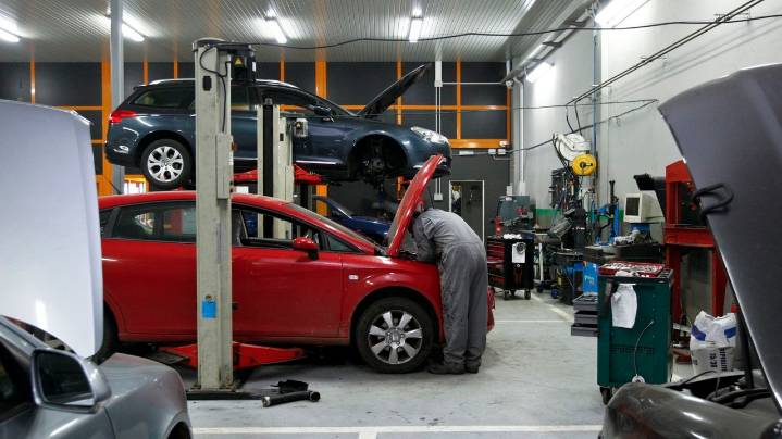 El auge del coche eléctrico obliga a los mecánicos a especializar su formación