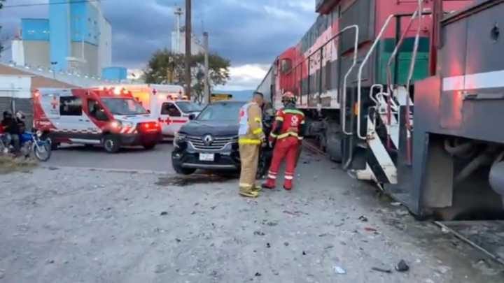 Sobrevive Conductor al Impacto del Tren contra su Camioneta en Puebla