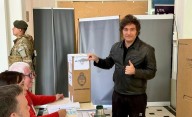 Javier Milei votó y no habló con los periodistas