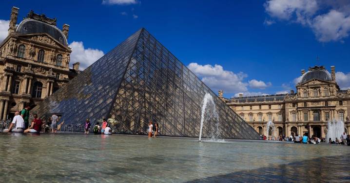 Art heist forces Louvre art gallery in Paris to shut