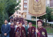 Los Cofrades de Honor desfilan al ritmo de la gaita por las calles de Cangas del Narcea