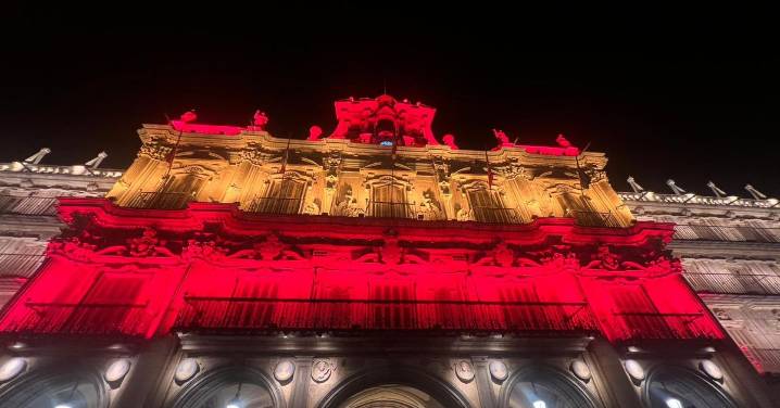 La fachada del Ayuntamiento de Salamanca se tiñe de rojo y gualda por la Fiesta Nacional