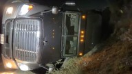 Trailero sufre volcadura a causa de falle mecánica en carretera Saltillo Monterrey