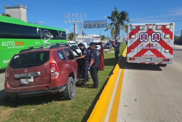 Conductor pierde el control y estrella su camioneta contra el camellón del Bulevar Colosio de Cancún