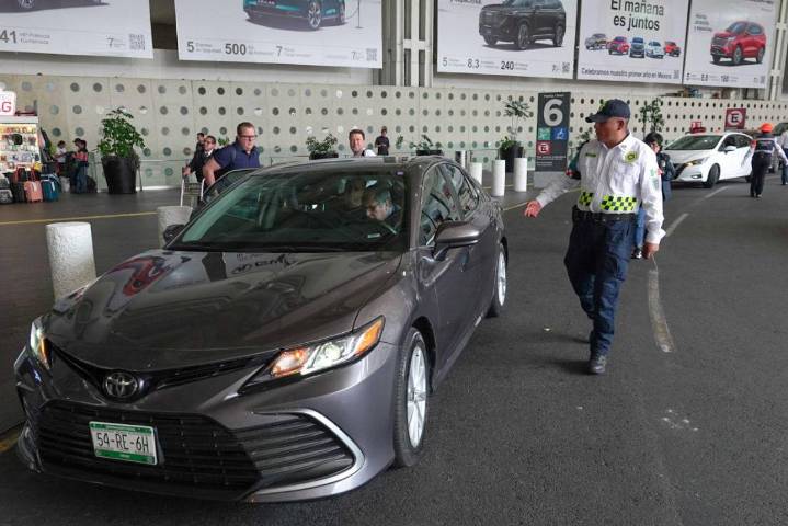Niega SICT que Uber tenga permiso para recoger pasaje en los aeropuertos de México
