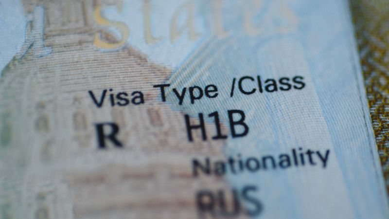 Hospitales rurales y con poco personal sufren por aumento al costo de visa H-1B: "De ninguna manera vamos a pagar US$100.000"