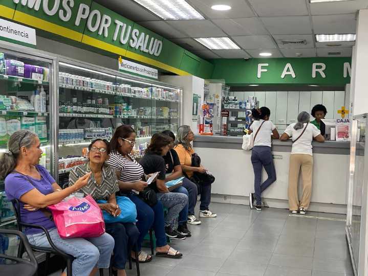 Farmacia El Ejército cerró el Mes Rosa con jornada de salud integral
