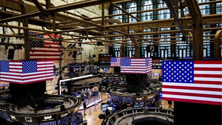 Wall Street Closes With Records as Tech Support Offsets Labor, Shutdown Uncertainties