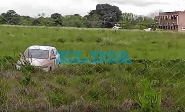 Misterio en el Aeropuerto de La Plata: apareció un auto en medio del campo y nadie sabe cómo llegó