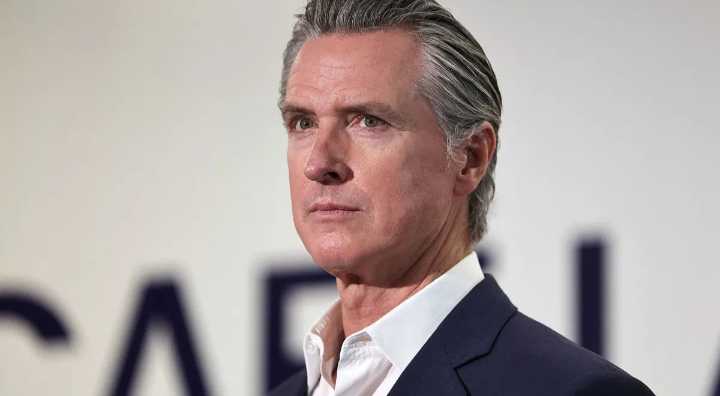 Gavin Newsom firma ley en California que promete bajar el precio de la gasolina