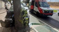 Choca contra un árbol a la altura del centro de salud de Valdepasillas