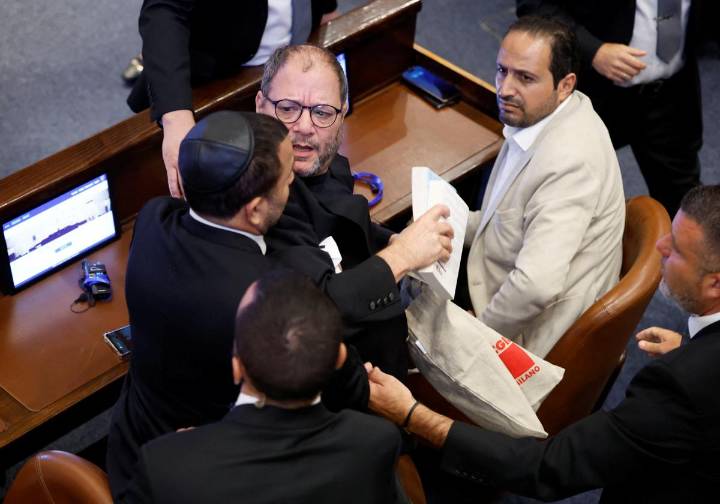 El Parlamento israelí expulsa a dos diputados de un partido árabe por boicotear a Trump