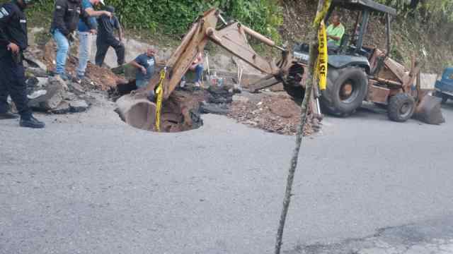 Inician trabajos de reparación en vía principal hacia San Diego de los Altos tras socavamiento en El Prado
