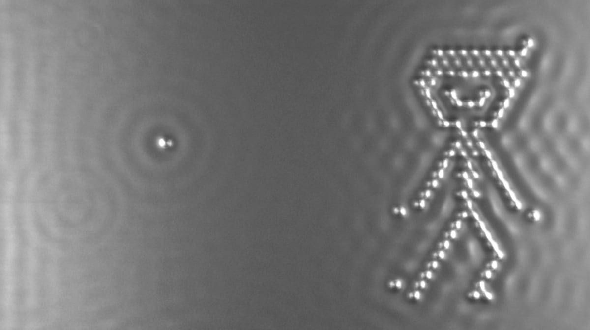 ¿Por qué no se escapa el agua de un vaso entre los átomos del cristal, que en teoría son huecos?