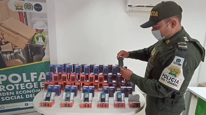 71 celulares fueron aprehendidos por la Policía Fiscal y Aduanera en Arauca