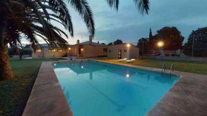 Chalet lujo a la venta: pista de tenis y huerto en Zaragoza