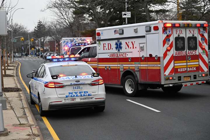 Box truck driver fatally strikes sleeping man in Maspeth: NYPD