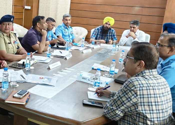 Manish Tewari, Malvinder Kang Direct Officials To Ensure Minimal Activity of Birds Around Chandigarh International Airport