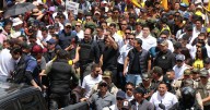 Atacan a balazos la caravana del presidente de Ecuador en medio de protestas