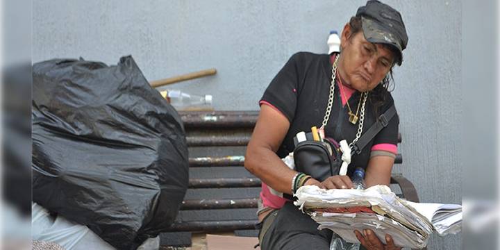 María: una historia real entre libros y bolsas negras