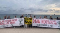 Ridícula protesta de una docena de activistas de izquierdas en Palma contra el portaaviones de EEUU