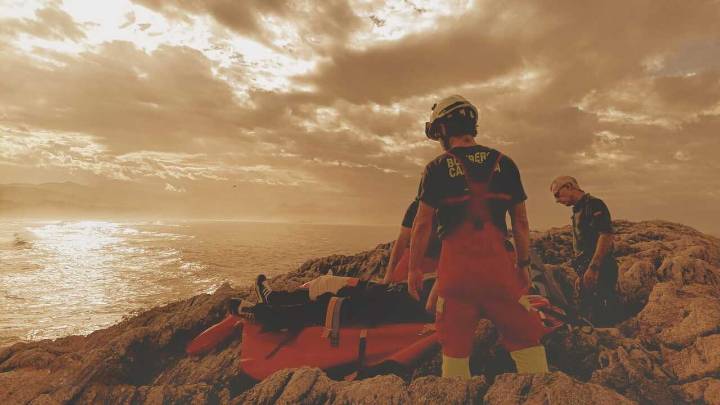 Rescatado un pescador tras caer en una zona acantilada de donde no podía salir en San Vicente de la Barquera
