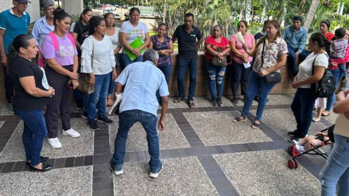 Desplazados por la violencia de Sinaloa y Chihuahua se manifiestan en Palacio de Gobierno, en Culiacán