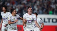 Universitario golea a Juan Pablo II y estira su ventaja en la punta del Torneo Clausura