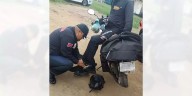 Derrapa en su motocicleta y termina lesionado