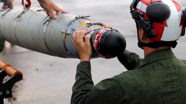 Estados Unidos intensifica ejercicios militares en el Caribe y revela imágenes cargando aviones F35 con misiles