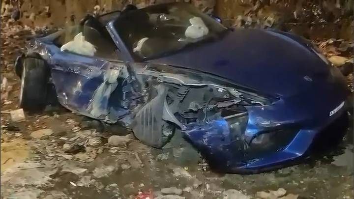 Porsche crashes into divider while racing BMW on Western Express Highway