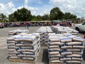 Cerro Azul distribuye 150 toneladas de cemento en el municipio Libertador