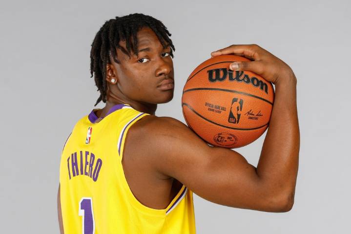 Lakers’ Adou Thiero shows ‘insane’ athleticism despite knee swelling