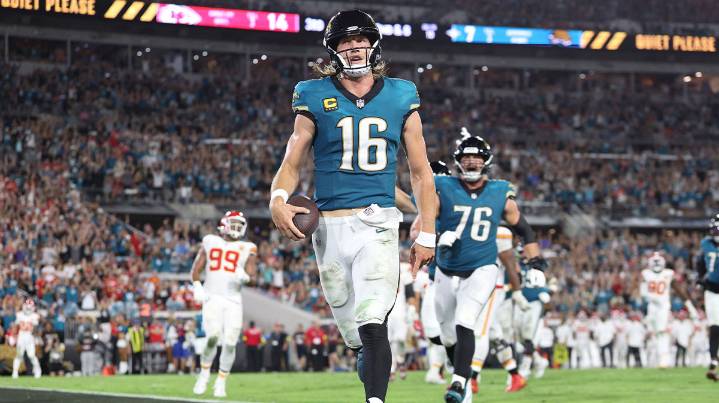 Jaguars’ Trevor Lawrence salvages broken play with bonkers rushing TD